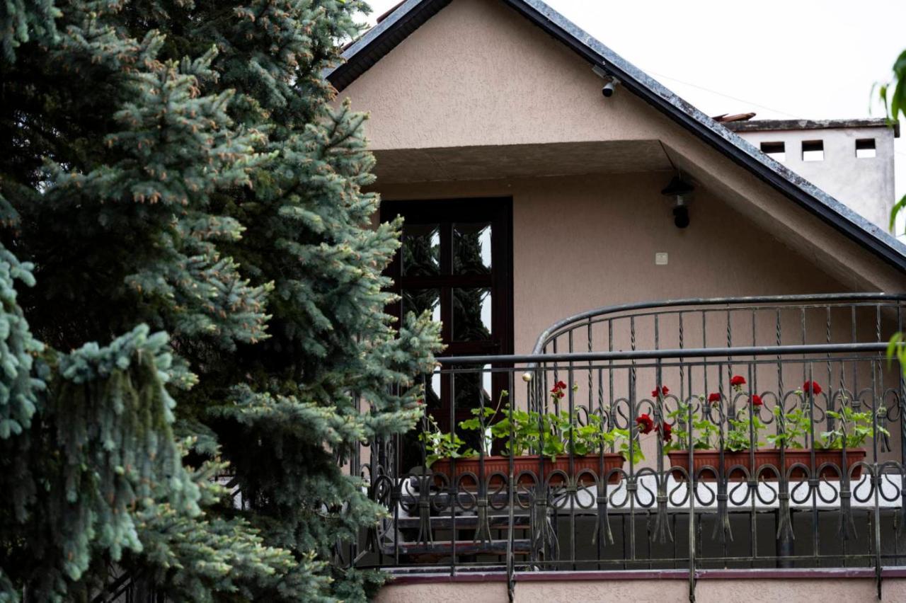 Eduard Hotel Uzhhorod Exterior photo