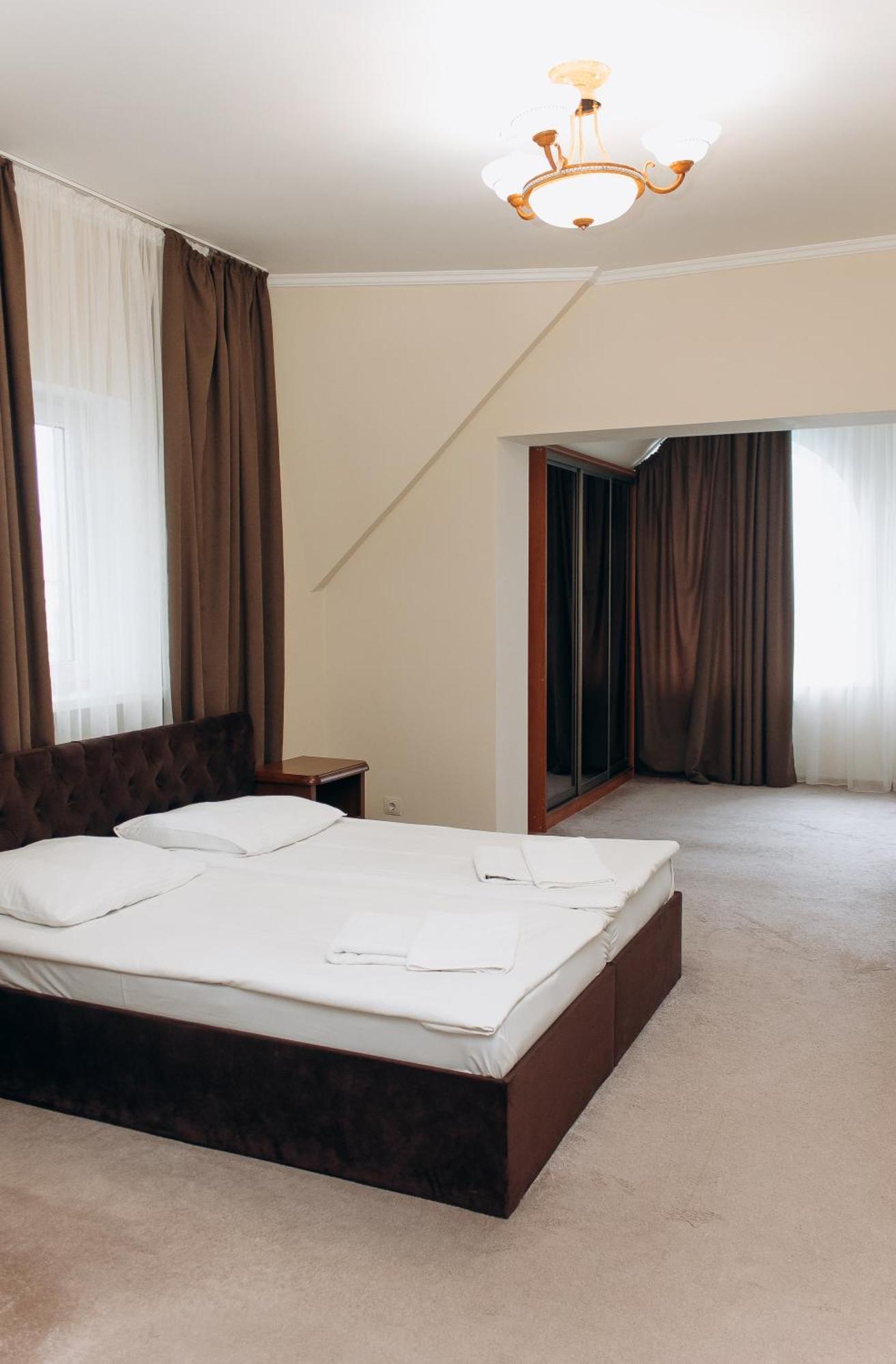 Eduard Hotel Uzhhorod Exterior photo