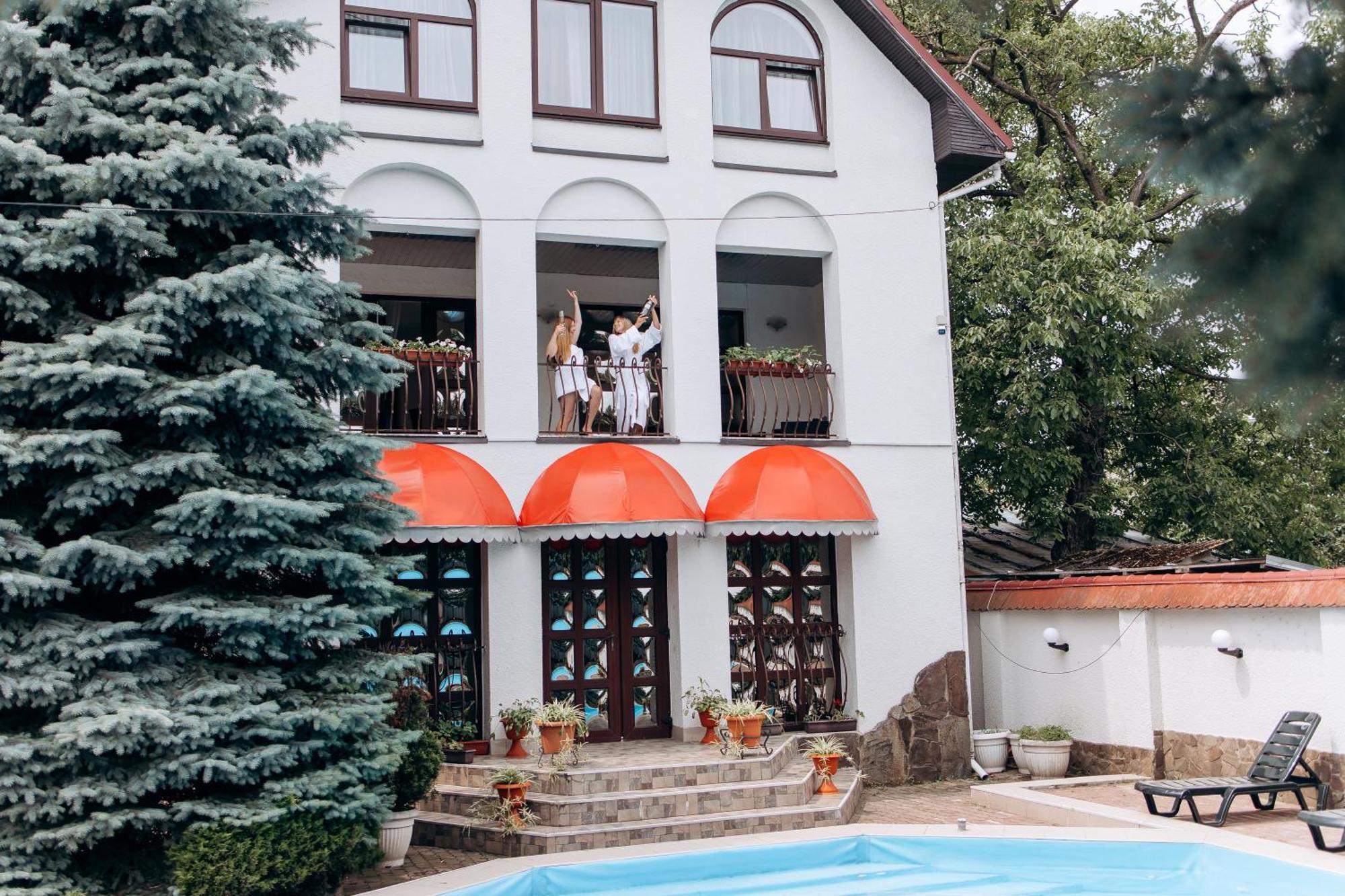 Eduard Hotel Uzhhorod Exterior photo