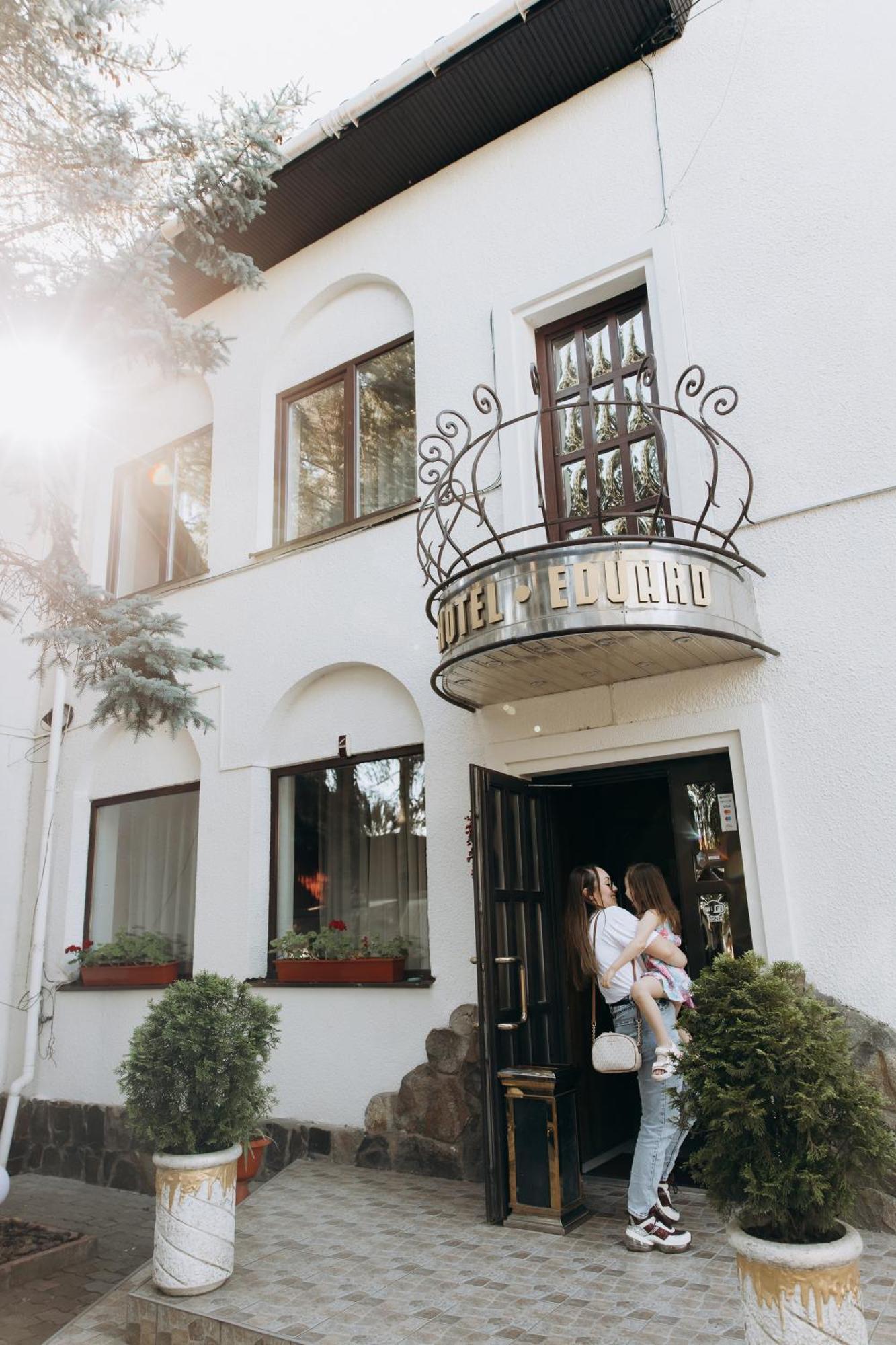 Eduard Hotel Uzhhorod Exterior photo
