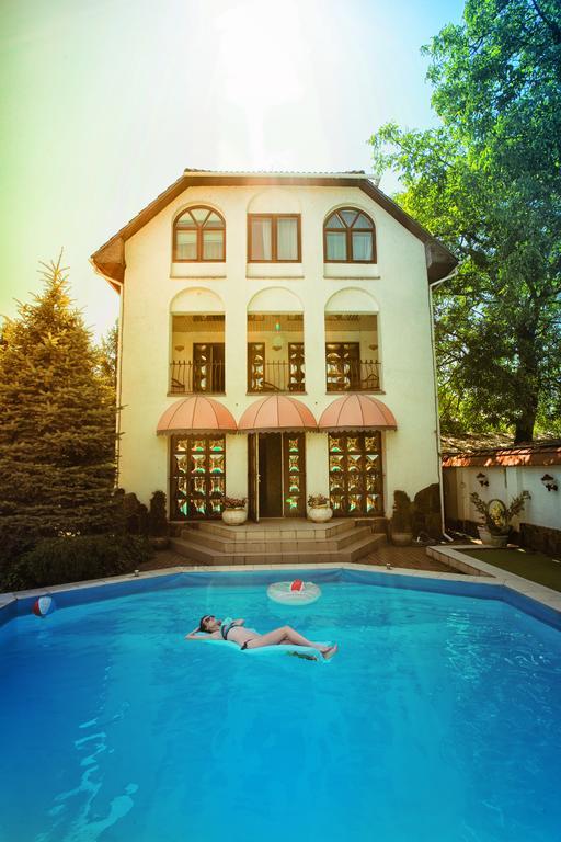 Eduard Hotel Uzhhorod Exterior photo